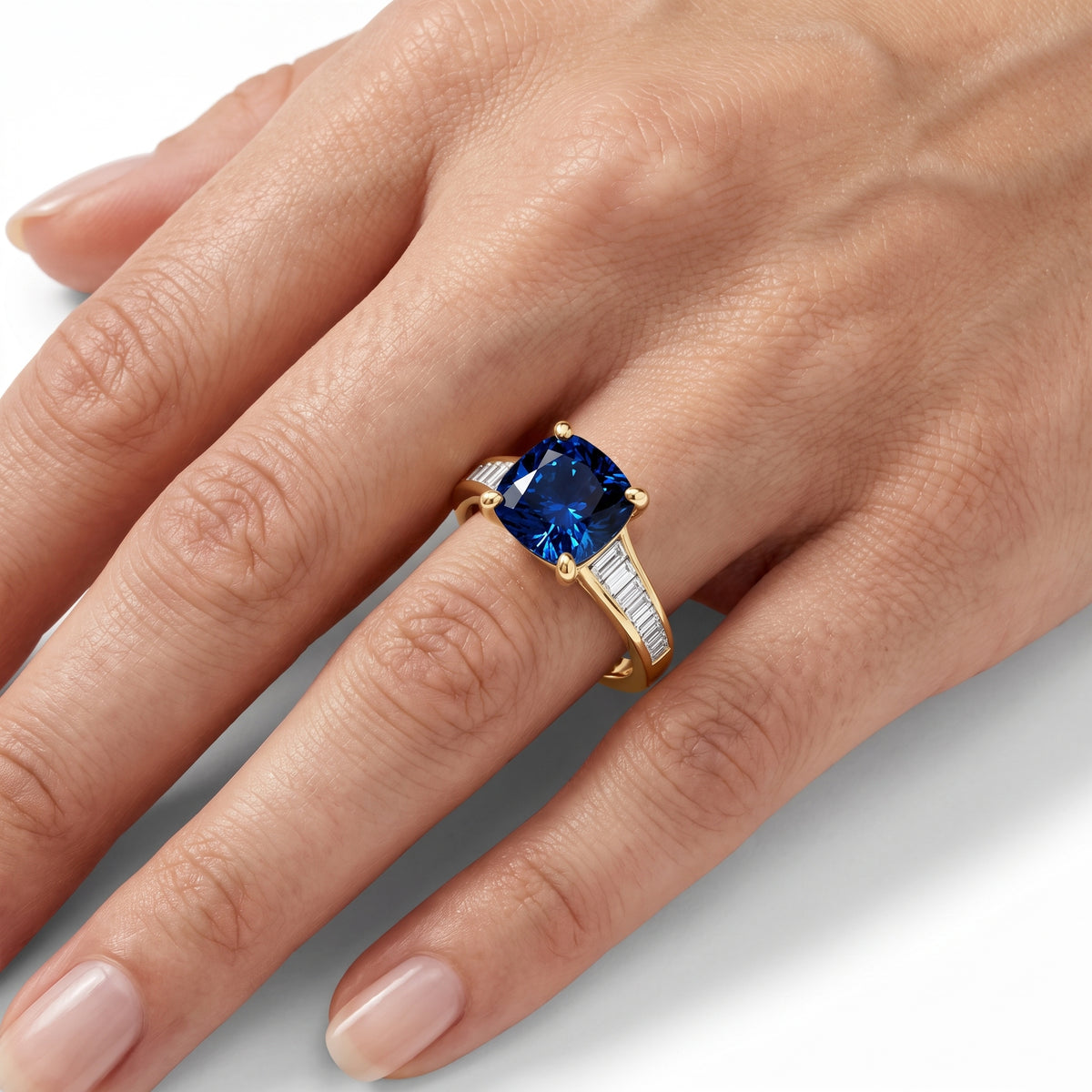 _lifestyle_image@SKU:RG136-LCSC02000004Y #metal_10k-yellow-gold+origin_lab-created