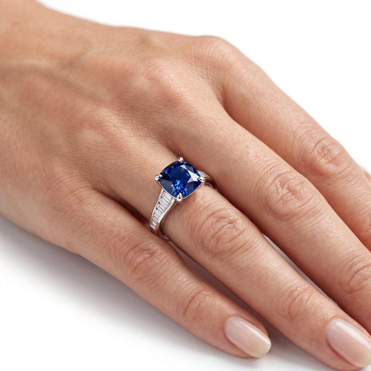 _lifestyle_image@SKU:RG136-LCSC03000004W #metal_10k-white-gold+origin_lab-created