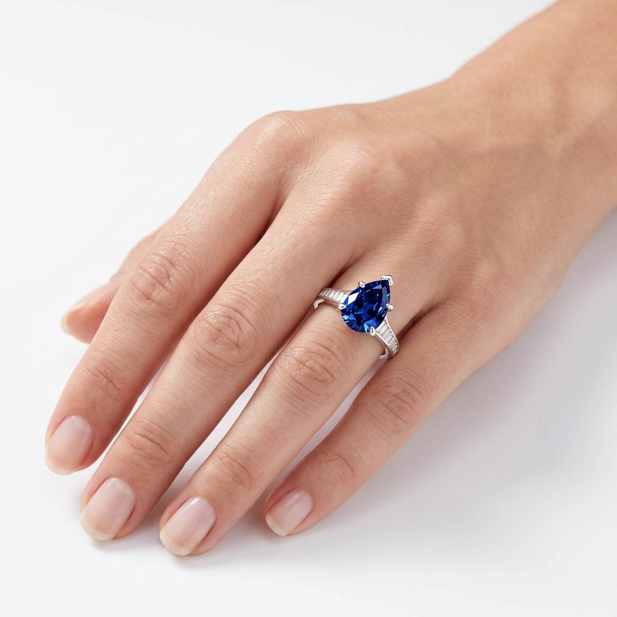 _lifestyle_image@SKU:RG136-LCSD02000004W #metal_10k-white-gold+origin_lab-created