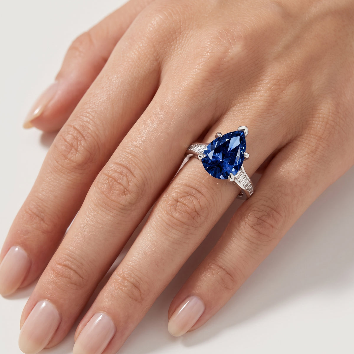 _lifestyle_image@SKU:RG136-LCSD03000004W #metal_10k-white-gold+origin_lab-created