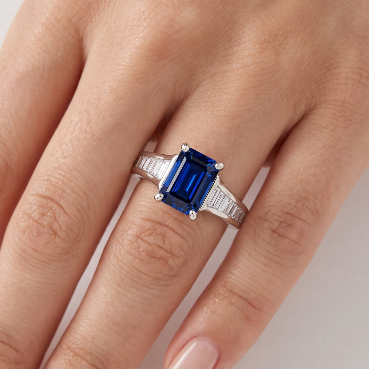 _lifestyle_image@SKU:RG136-LCSE01000004W #metal_10k-white-gold+origin_lab-created