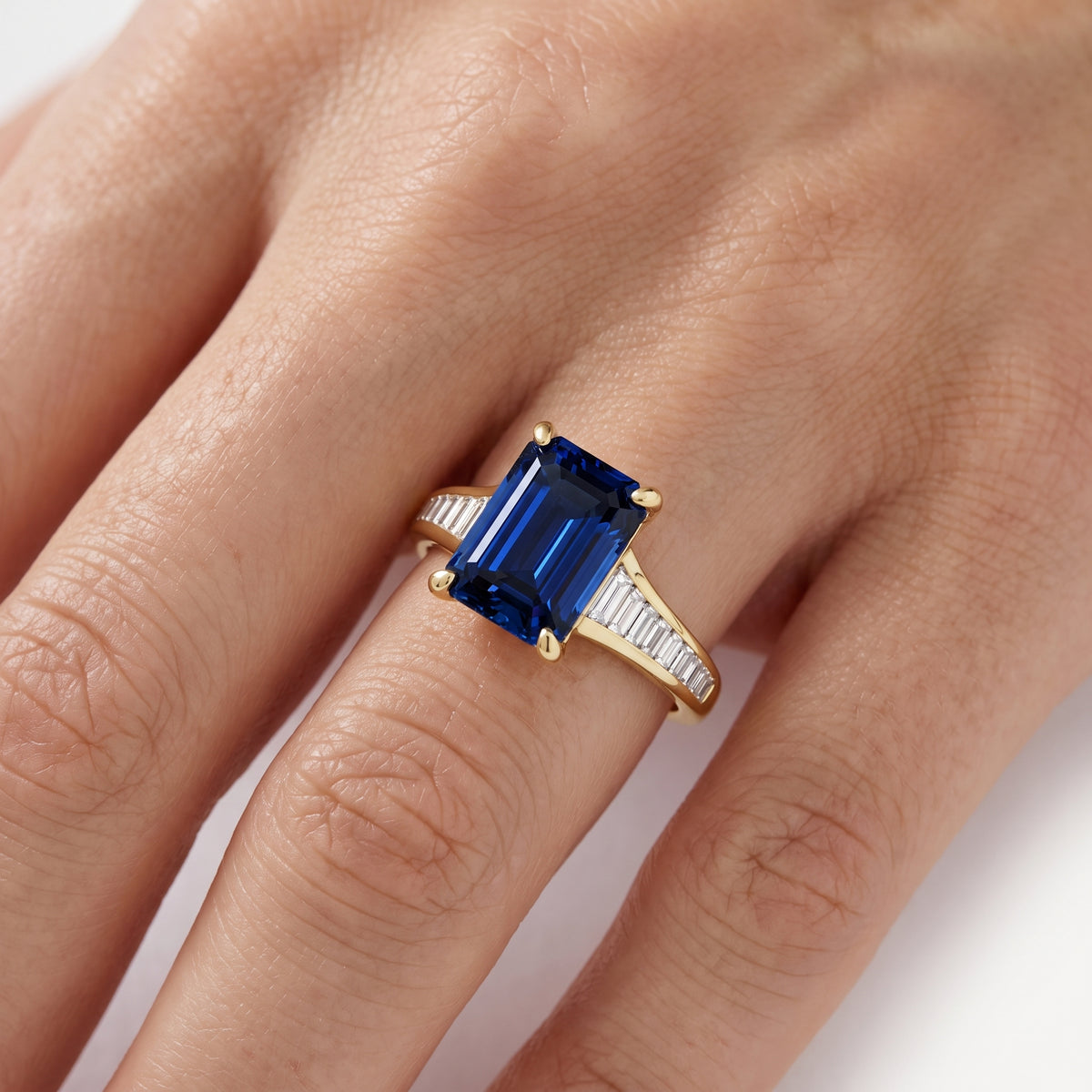 _lifestyle_image@SKU:RG136-LCSE03000004Y #metal_10k-yellow-gold+origin_lab-created