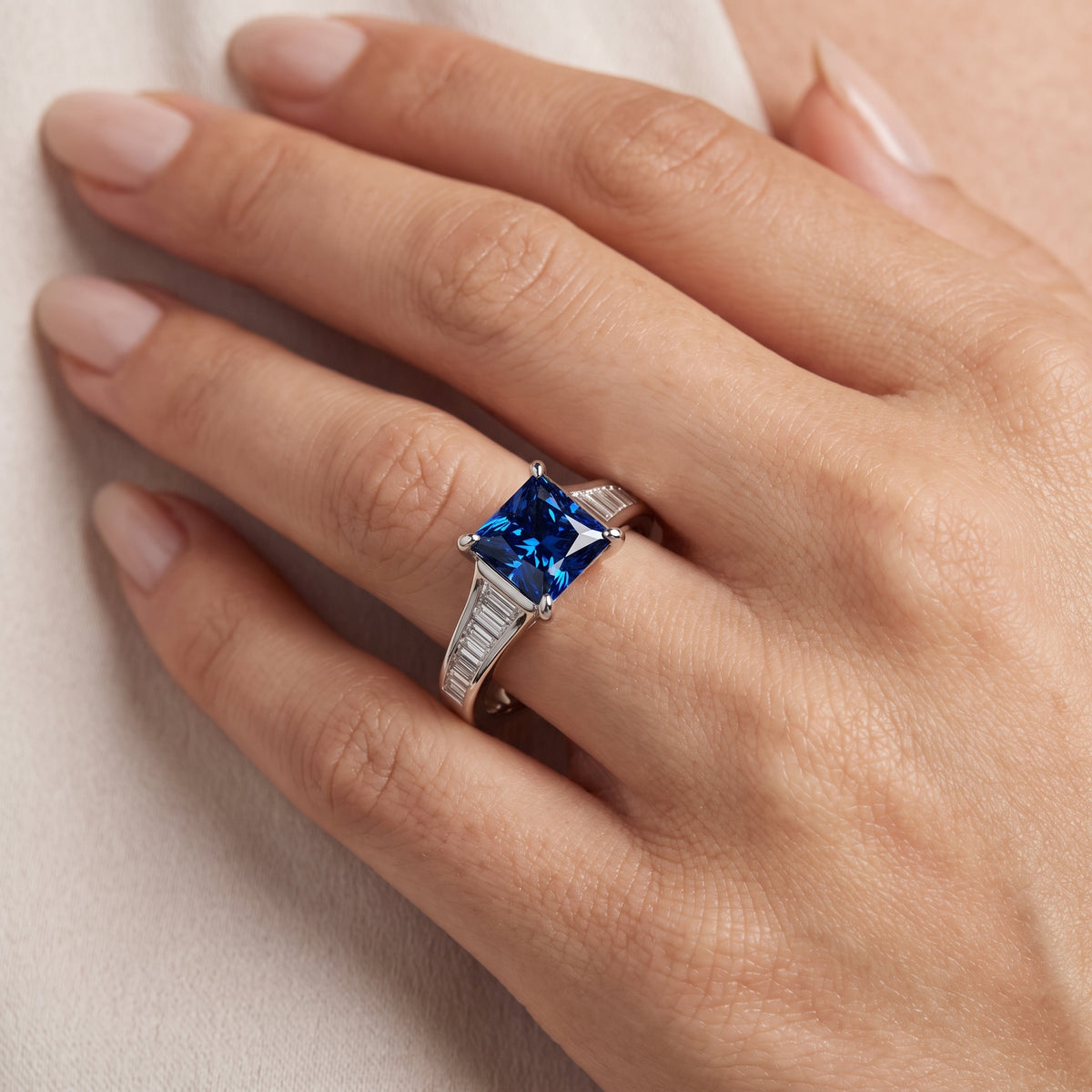 _lifestyle_image@SKU:RG136-LCSP01000004W #metal_10k-white-gold+origin_lab-created