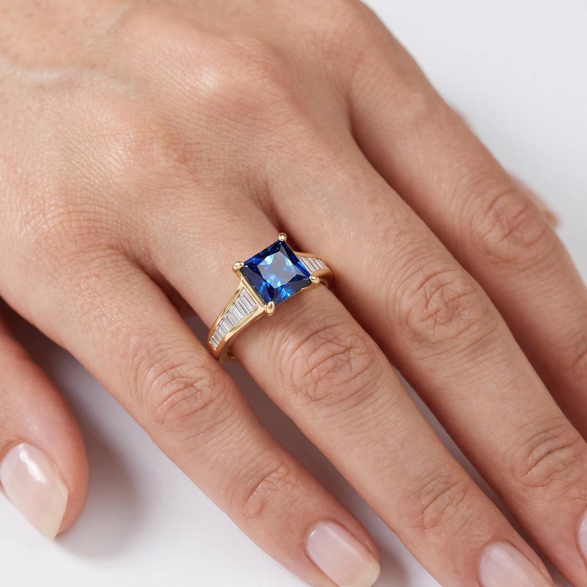 _lifestyle_image@SKU:RG136-LCSP01000004Y #metal_10k-yellow-gold+origin_lab-created