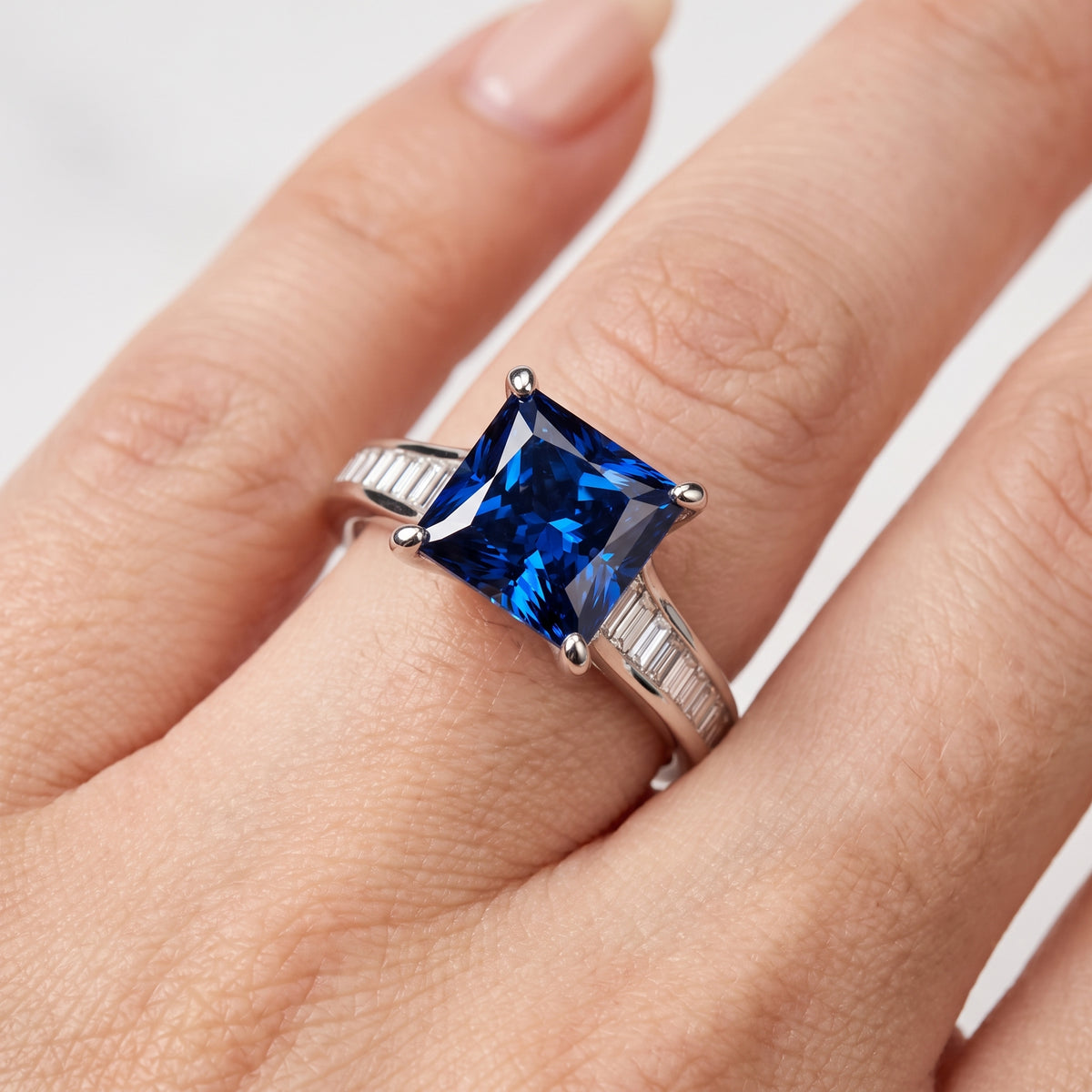 _lifestyle_image@SKU:RG136-LCSP02000004W #metal_10k-white-gold+origin_lab-created