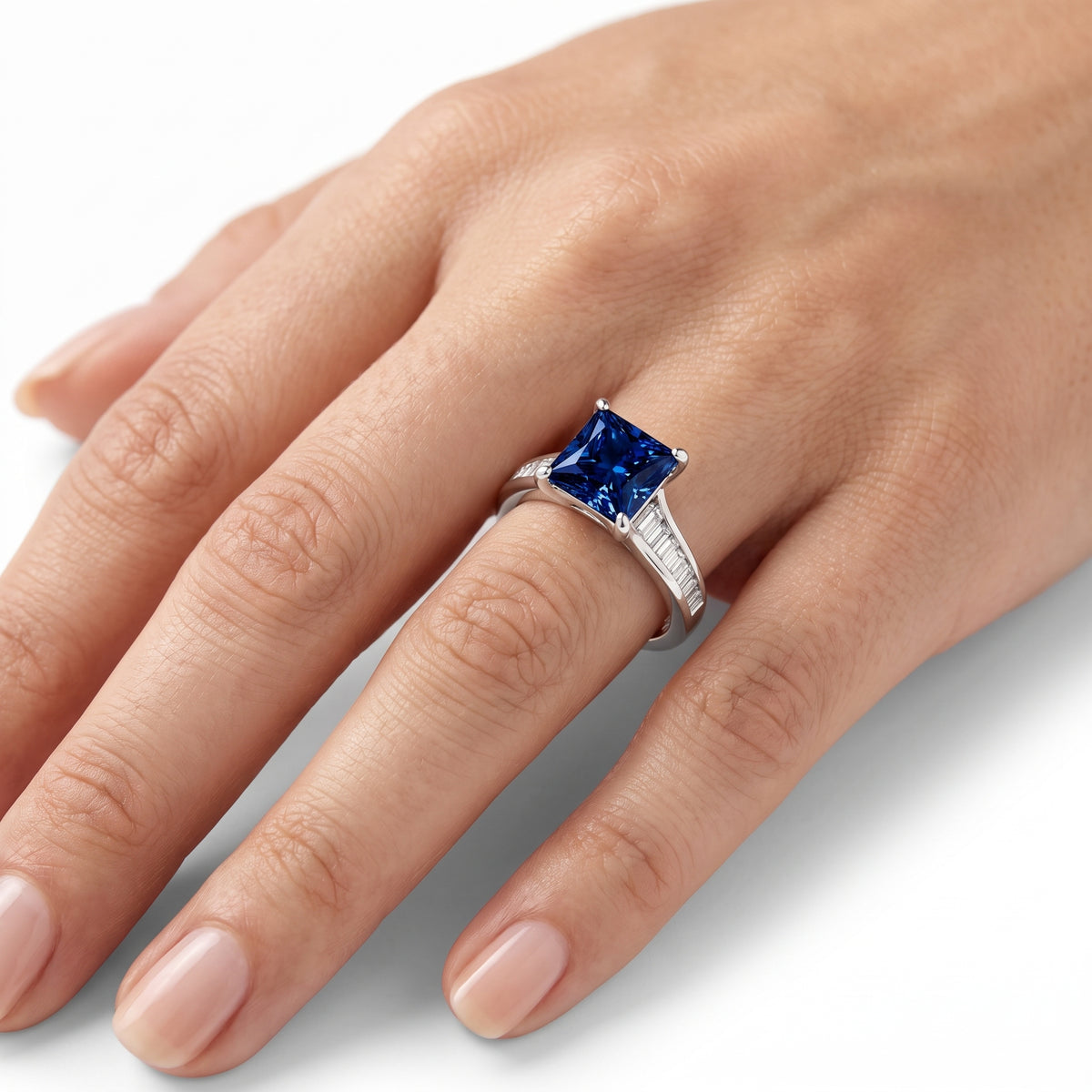 _lifestyle_image@SKU:RG136-LCSP03000004W #metal_10k-white-gold+origin_lab-created