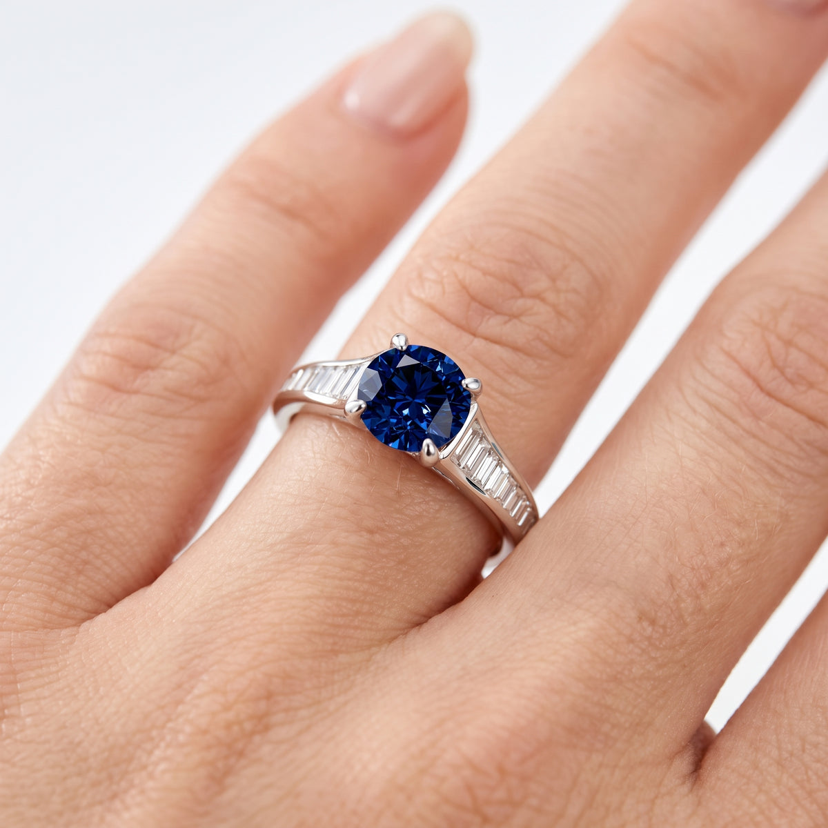 _lifestyle_image@SKU:RG136-LCSR01000004W #metal_10k-white-gold+origin_lab-created