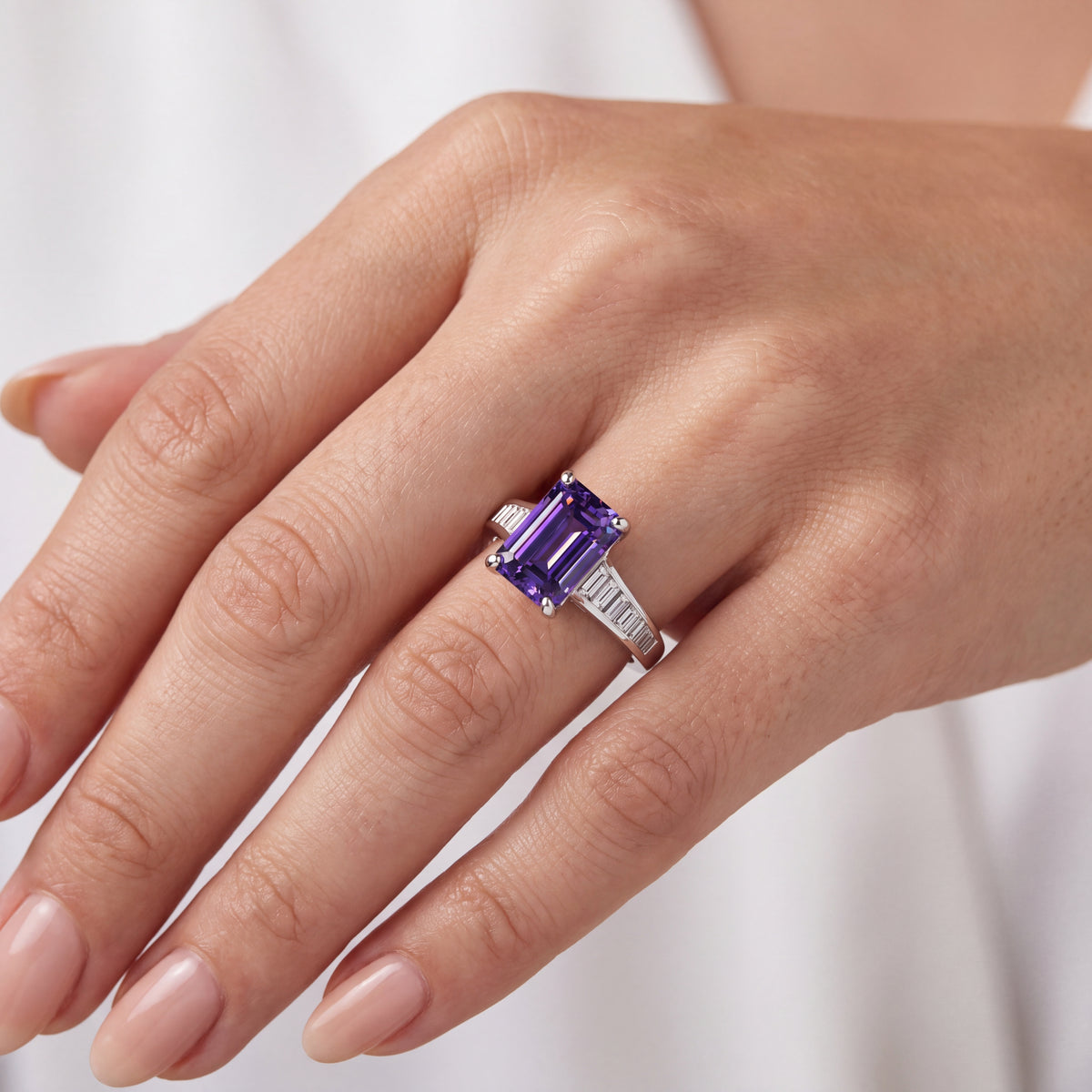 _lifestyle_image@SKU:RG136-LCXE02000004W #metal_10k-white-gold+origin_lab-created