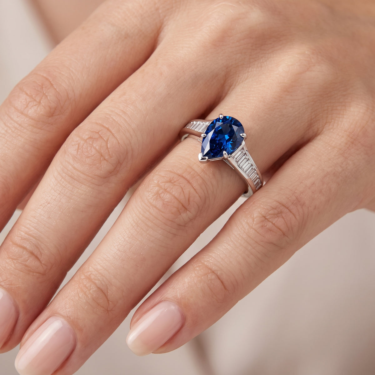 _lifestyle_image@SKU:RG136-NCSD01000004W #metal_14k-white-gold+origin_lab-created