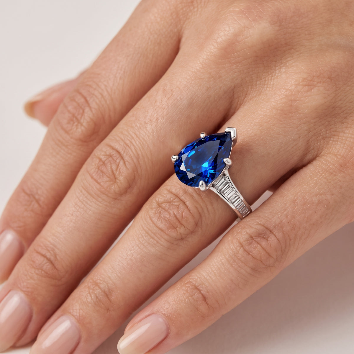 _lifestyle_image@SKU:RG136-NCSD03000004W #metal_14k-white-gold+origin_lab-created