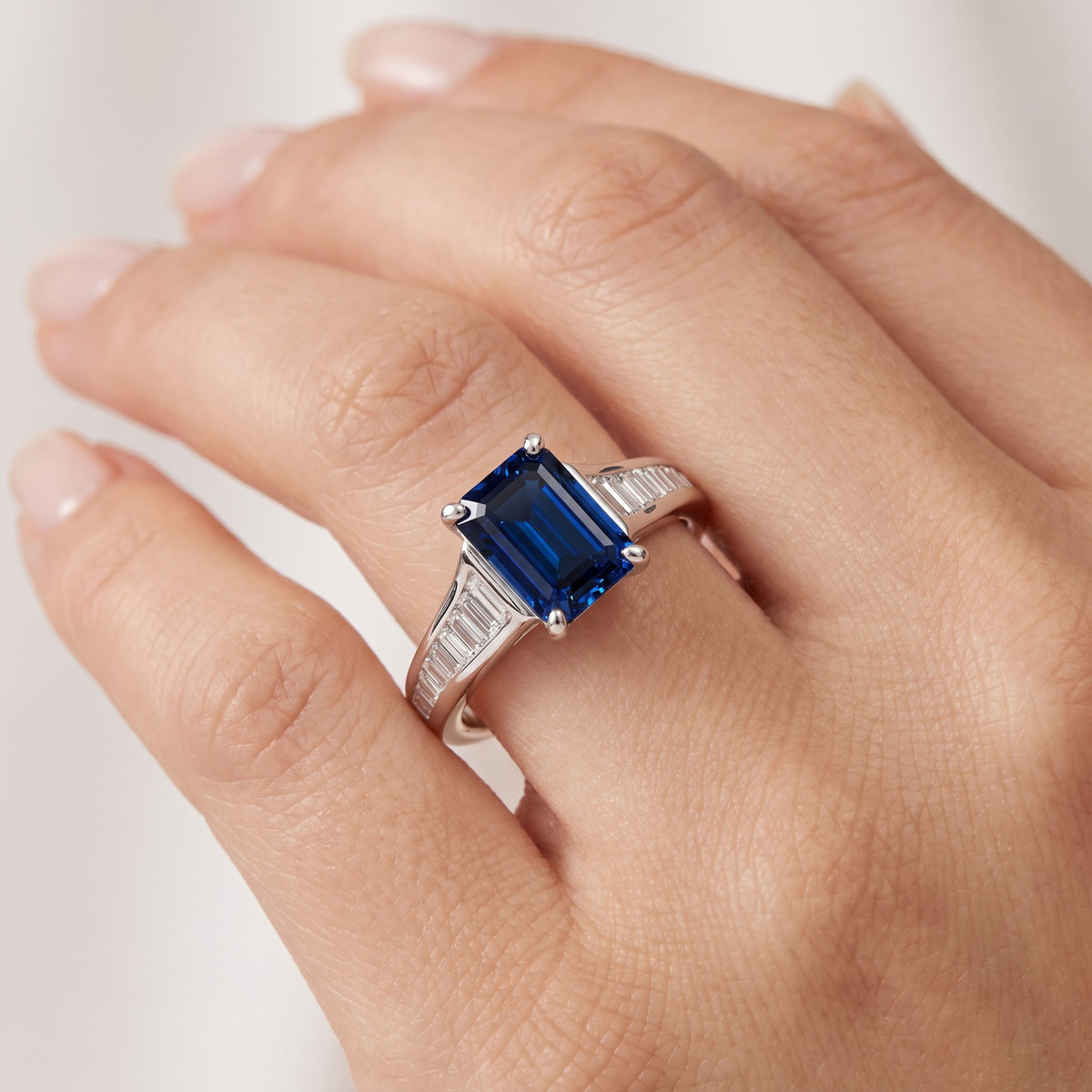 _lifestyle_image@SKU:RG136-NCSE01000004W #metal_14k-white-gold+origin_lab-created