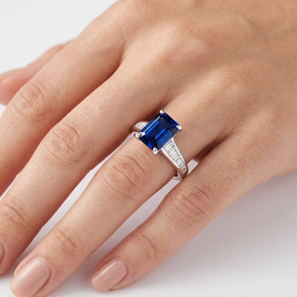 _lifestyle_image@SKU:RG136-NCSE03000004W #metal_14k-white-gold+origin_lab-created