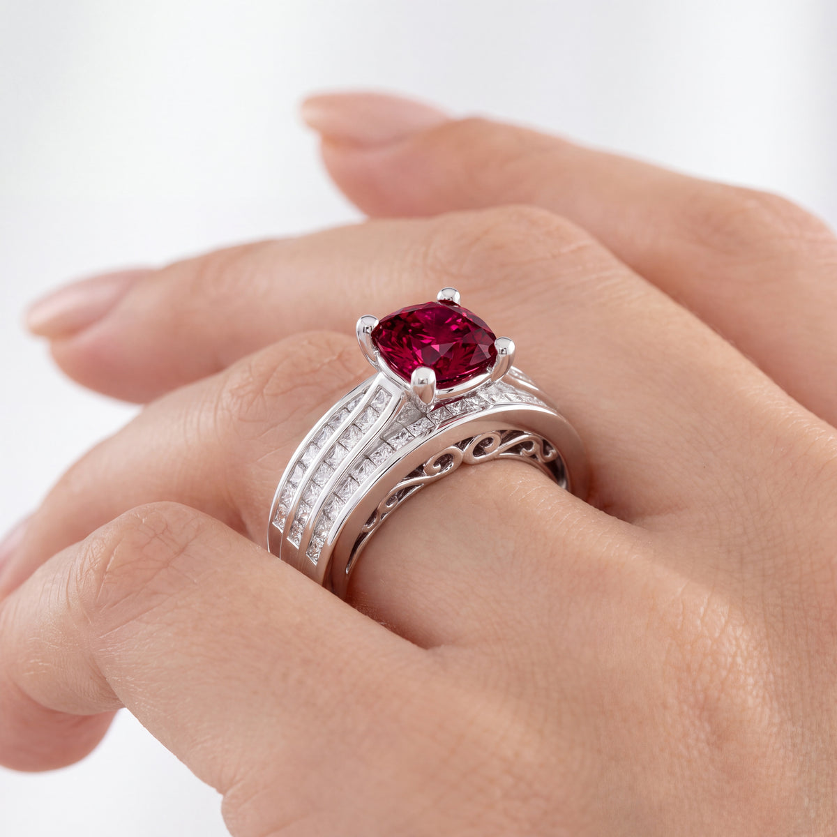 _lifestyle_image@SKU:RG195-LCRC01000004W #metal_10k-white-gold+origin_lab-grown