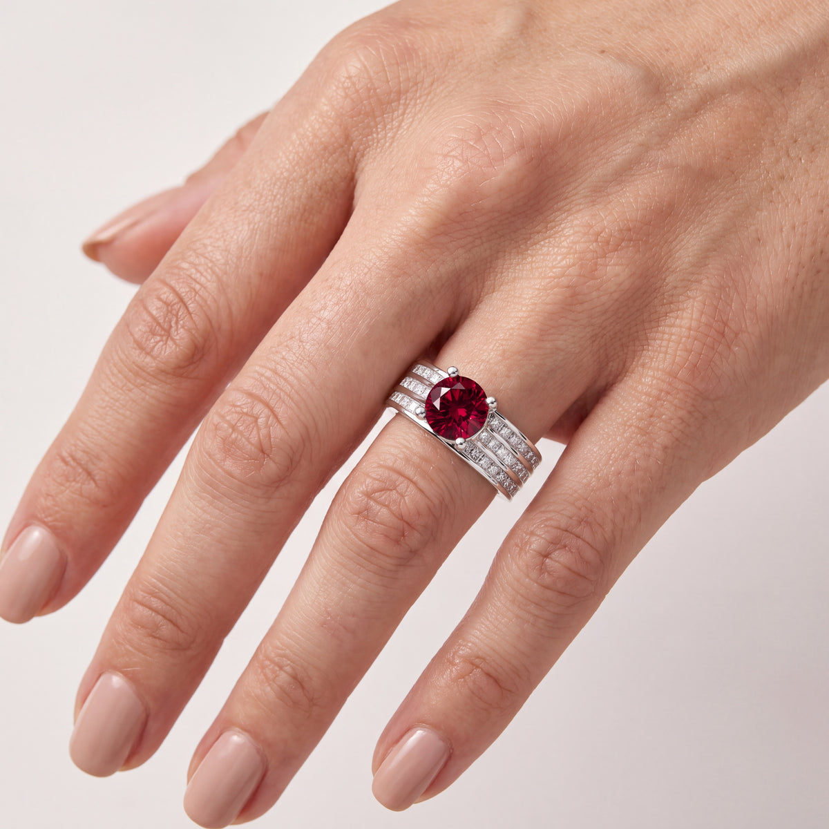 _lifestyle_image@SKU:RG195-LCRR01000004W #metal_10k-white-gold+origin_lab-grown