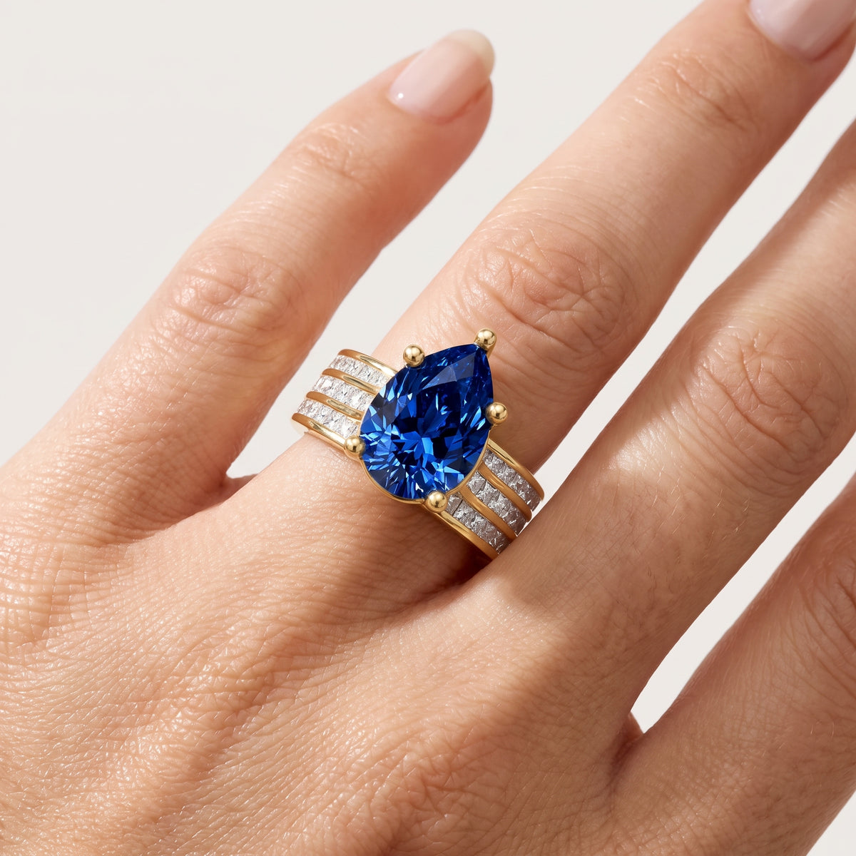 _lifestyle_image@SKU:RG195-LCSD02000004Y #metal_10k-yellow-gold+origin_lab-grown