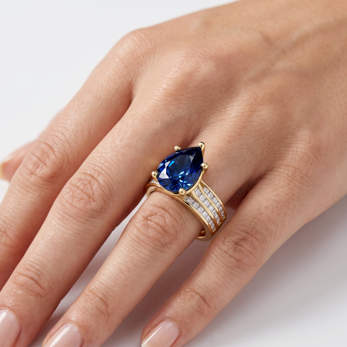 _lifestyle_image@SKU:RG195-LCSD03000004Y #metal_10k-yellow-gold+origin_lab-grown