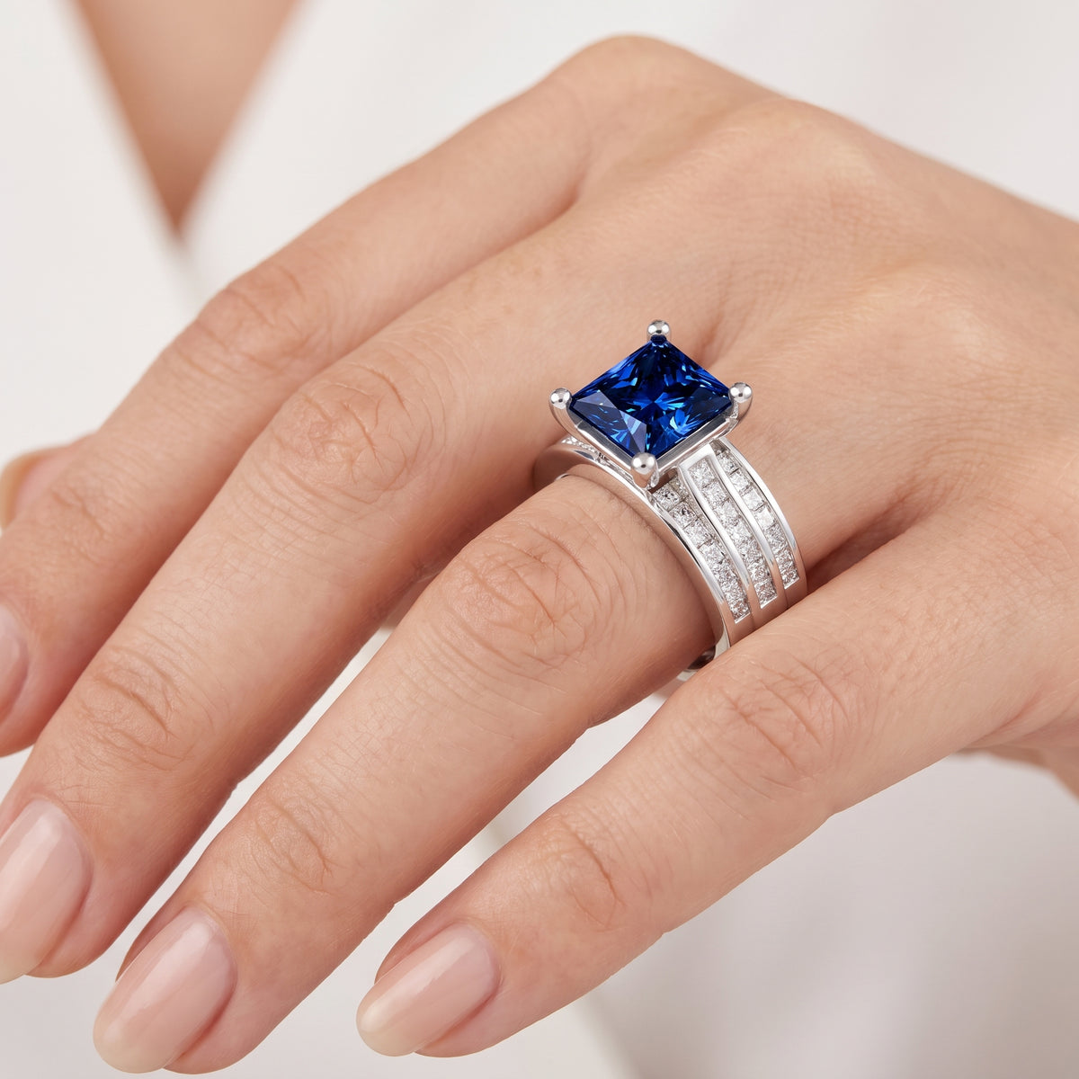 _lifestyle_image@SKU:RG195-LCSP02000004W #metal_10k-white-gold+origin_lab-grown