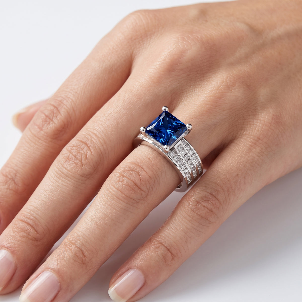 _lifestyle_image@SKU:RG195-LCSP03000004W #metal_10k-white-gold+origin_lab-grown