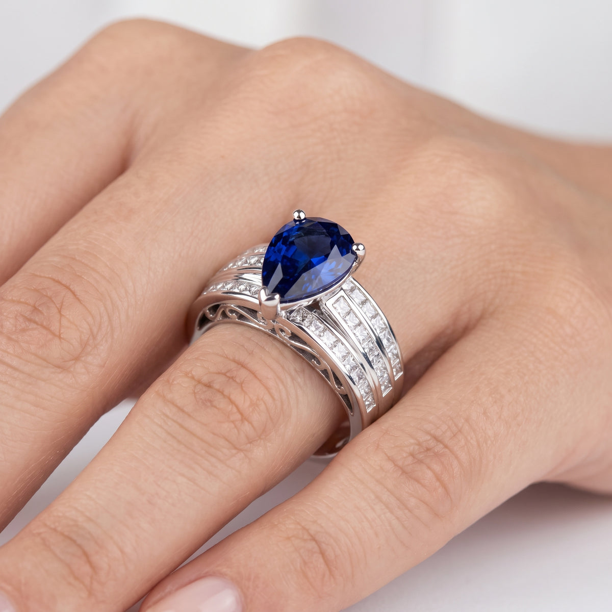 _lifestyle_image@SKU:RG195-NCSD02000004W #metal_14k-white-gold+origin_lab-grown