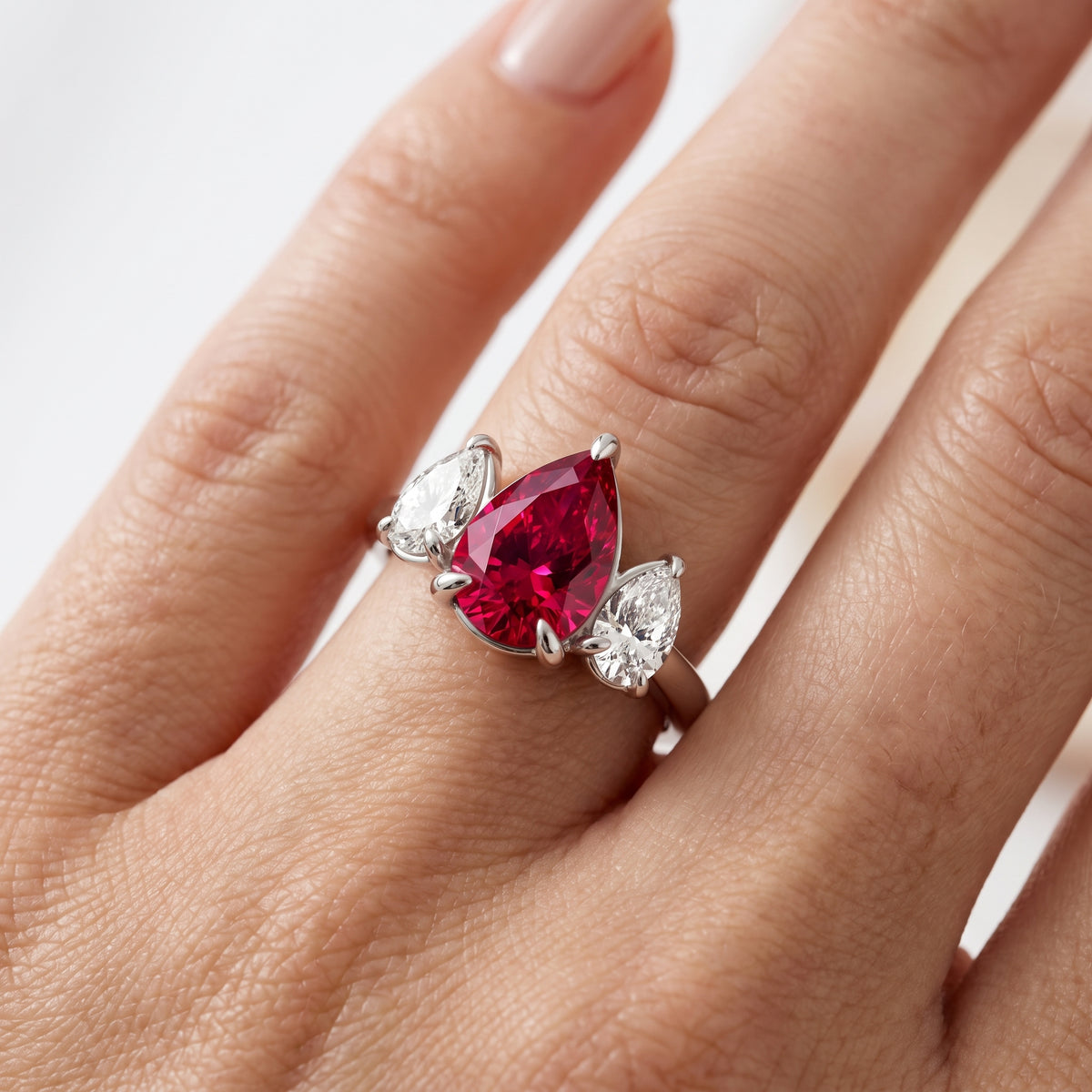 _lifestyle_image@SKU:RG240-LCRD01000004W #metal_10k-white-gold+origin_lab-created