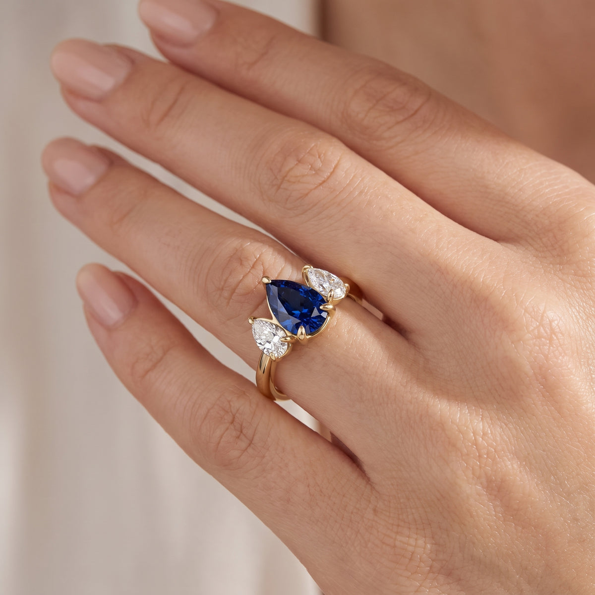 _lifestyle_image@SKU:RG240-LCSD01000004Y #metal_10k-yellow-gold+origin_lab-created