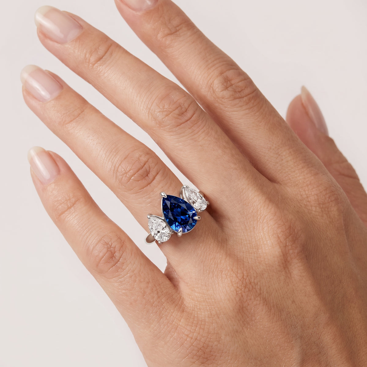 _lifestyle_image@SKU:RG240-NCSD01000004W #metal_14k-white-gold+origin_lab-created