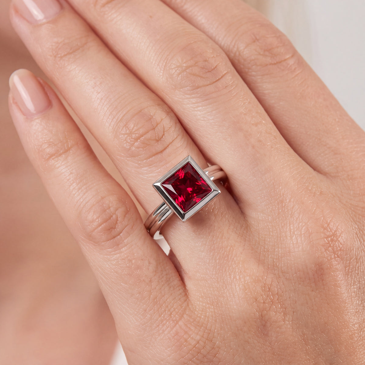 _lifestyle_image@SKU:RG280-LCRP01000004W #metal_10k-white-gold+origin_lab-created