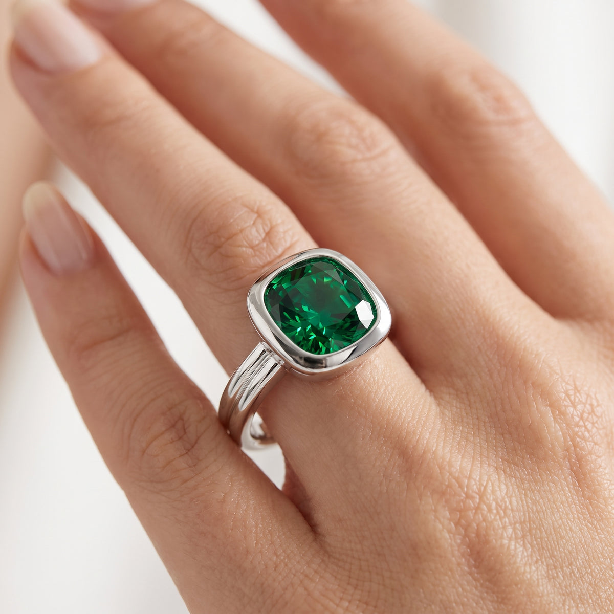_lifestyle_image@SKU:RG280-LCEC02000004W #metal_10k-white-gold+origin_lab-created
