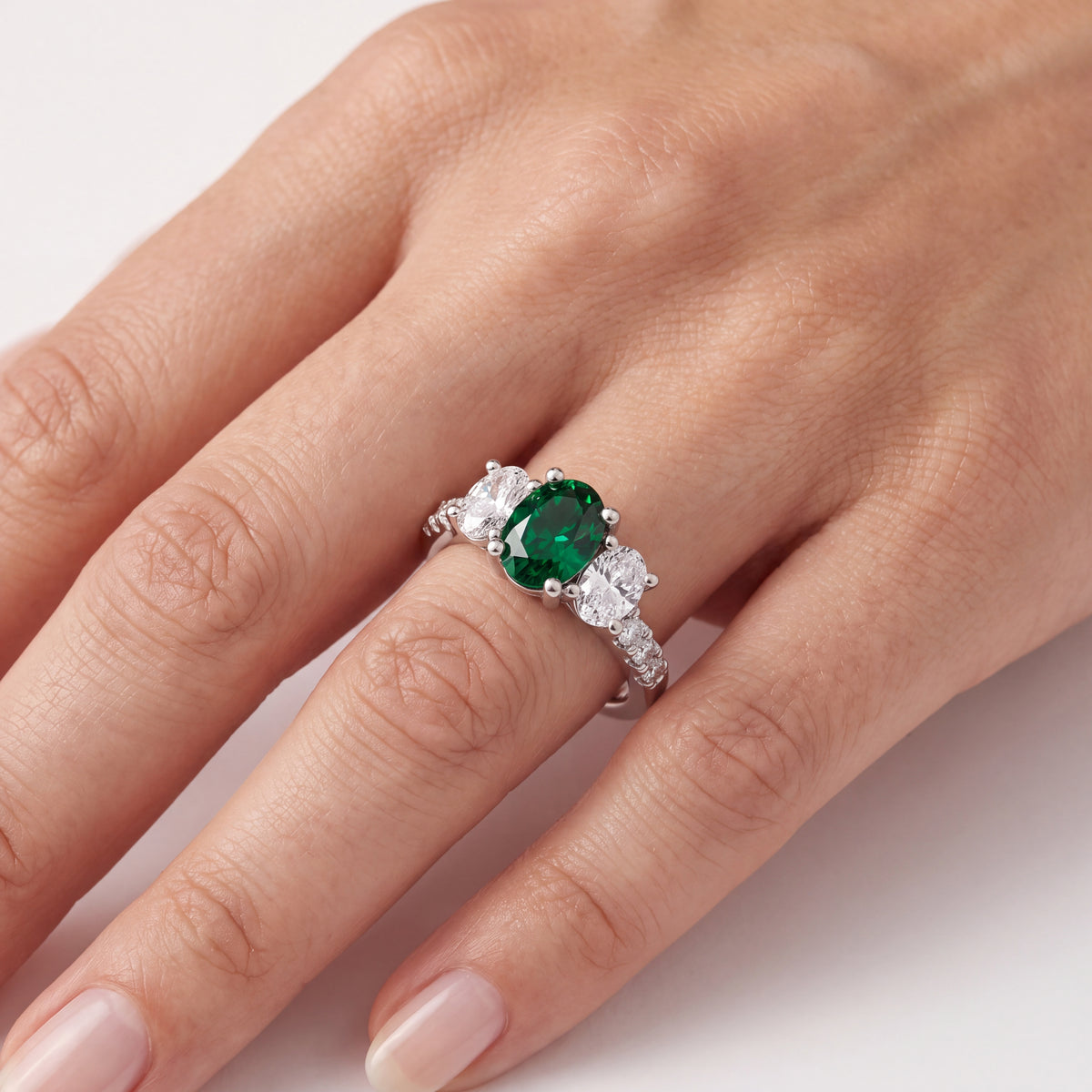 _lifestyle_image@SKU:RG284-LCEO01000004W #metal_10k-white-gold+origin_lab-created