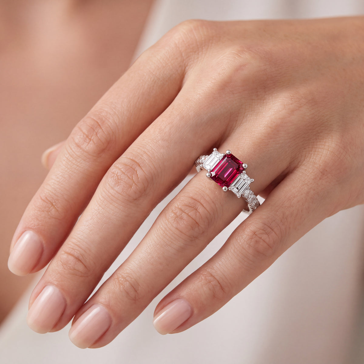 _lifestyle_image@SKU:RG284-LCRE01000004W #metal_10k-white-gold+origin_lab-created