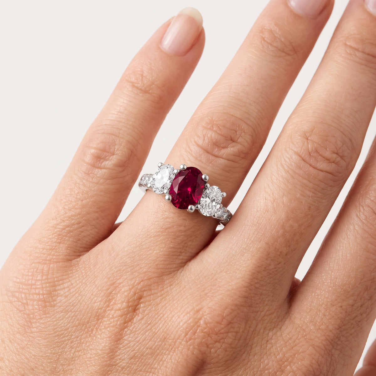 _lifestyle_image@SKU:RG284-LCRO01000004W #metal_10k-white-gold+origin_lab-created