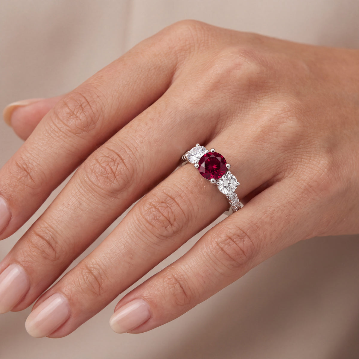 _lifestyle_image@SKU:RG284-LCRR01000004W #metal_10k-white-gold+origin_lab-created