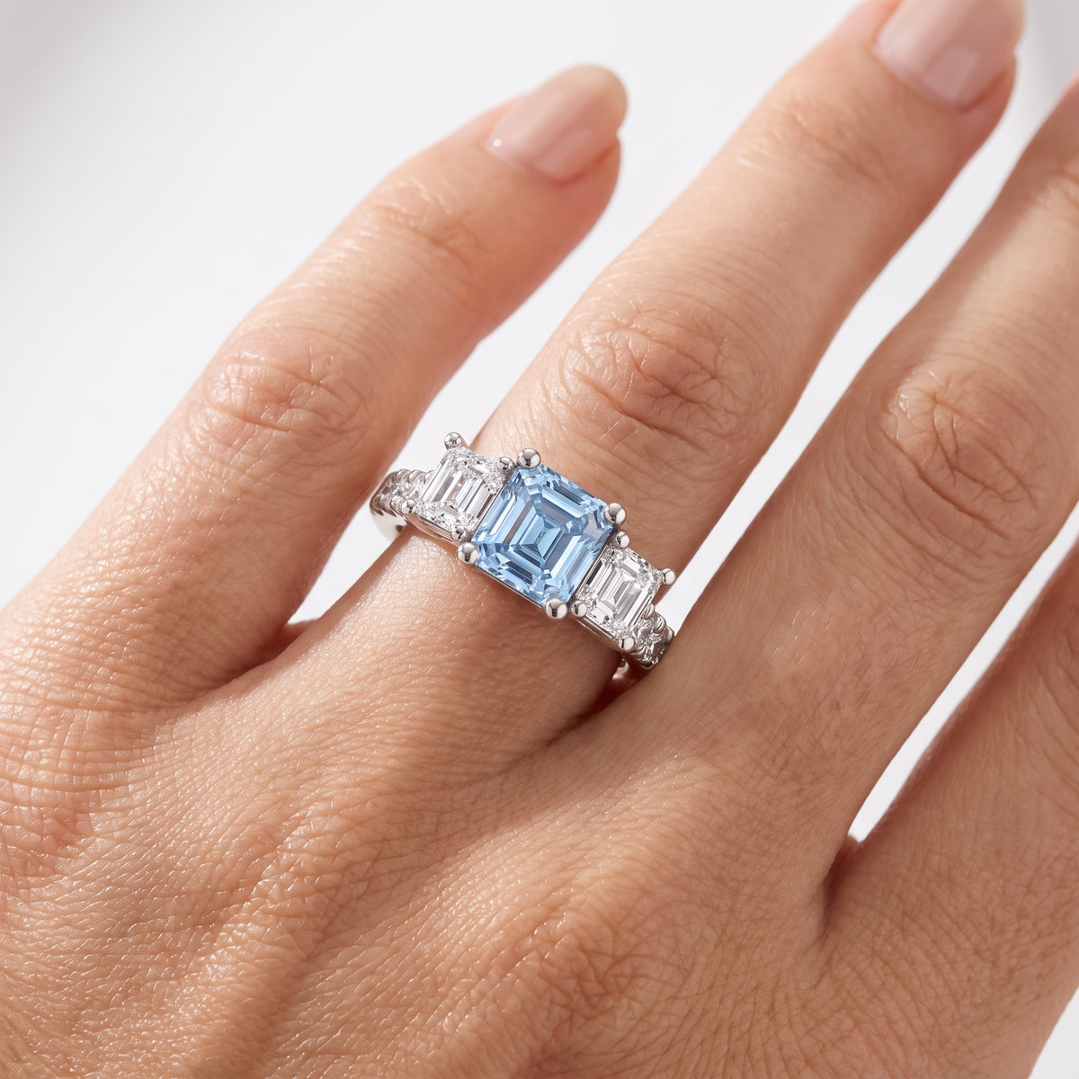 _lifestyle_image@SKU:RG284-LCQA01000004W #metal_10k-white-gold+origin_lab-created