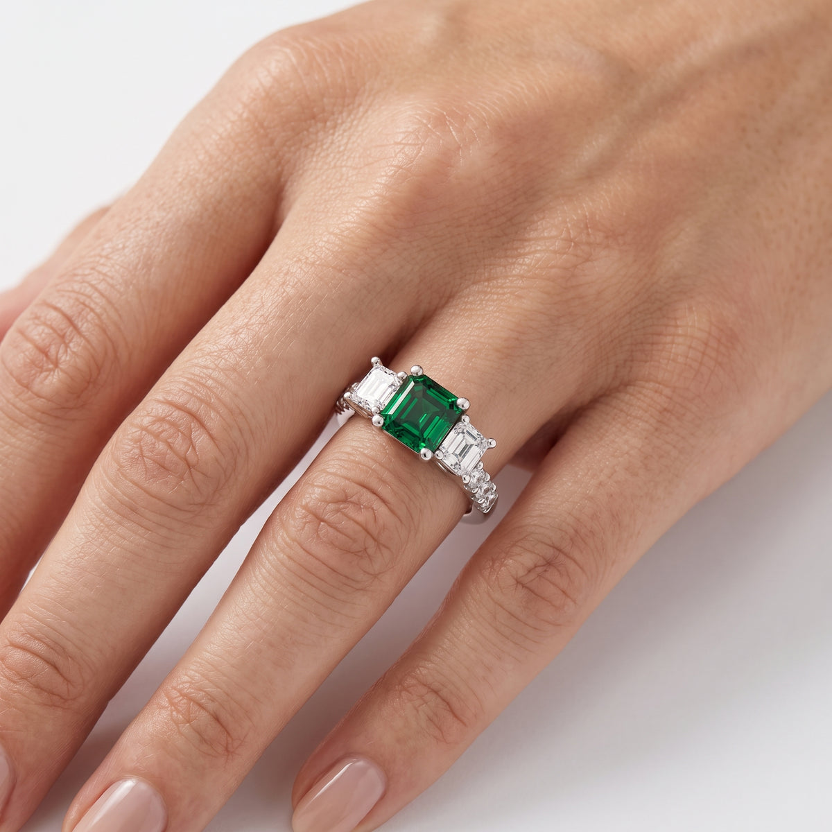 _lifestyle_image@SKU:RG284-LCEA01000004W #metal_10k-white-gold+origin_lab-created