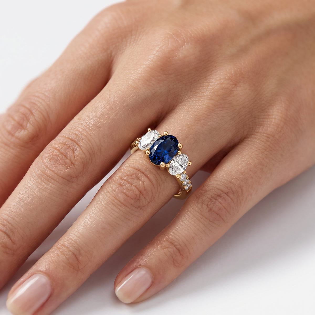 _lifestyle_image@SKU:RG284-LCSO01000004Y #metal_10k-yellow-gold+origin_lab-created