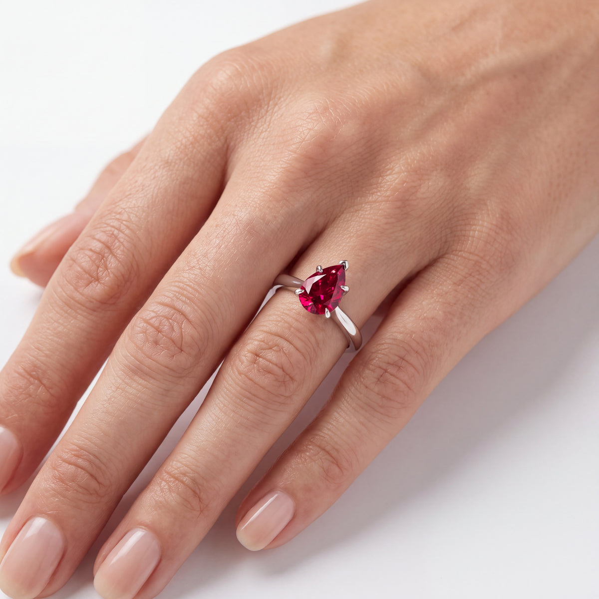 _lifestyle_image@SKU:RG314-LCRD01000004W #metal_10k-white-gold+origin_lab-created