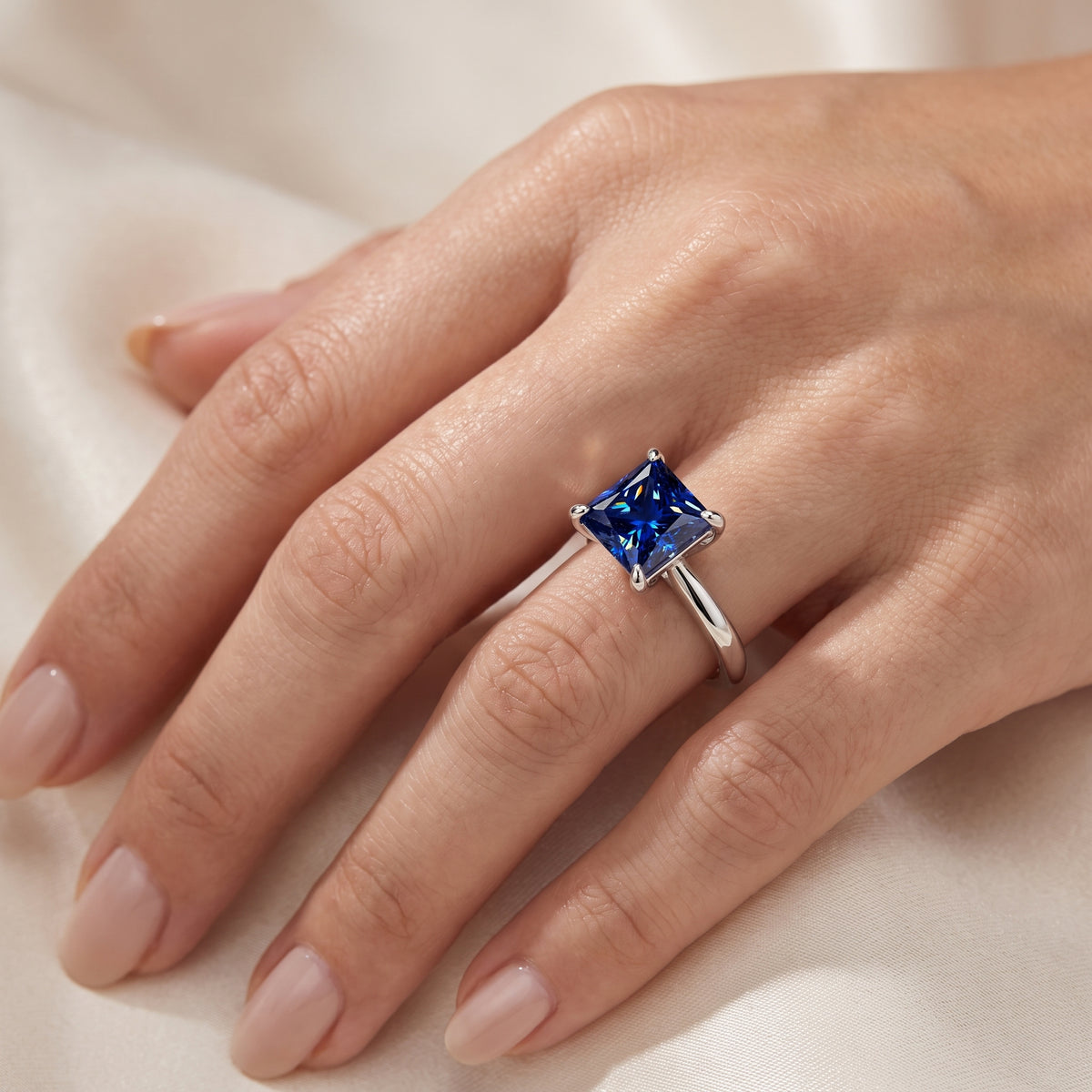 _lifestyle_image@SKU:RG314-LCSP01000004W #metal_10k-white-gold+origin_lab-created