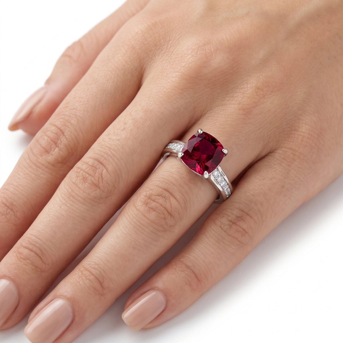 _lifestyle_image@SKU:RG323-LCRC02000004W #metal_10k-white-gold+origin_lab-created