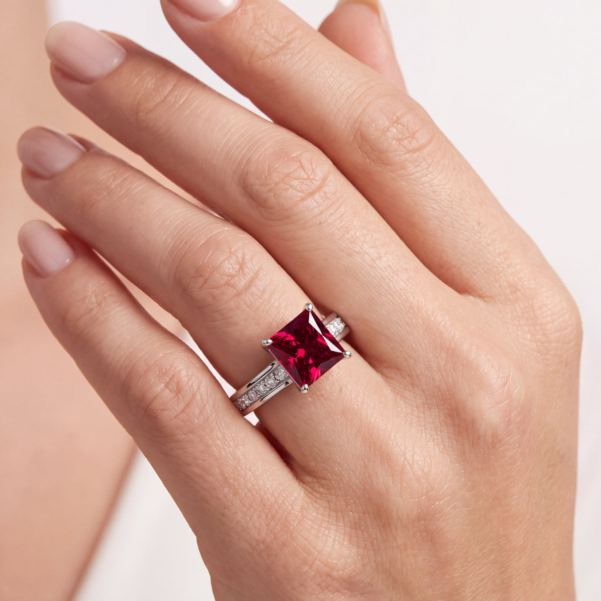 _lifestyle_image@SKU:RG323-LCRP01000004W #metal_10k-white-gold+origin_lab-created