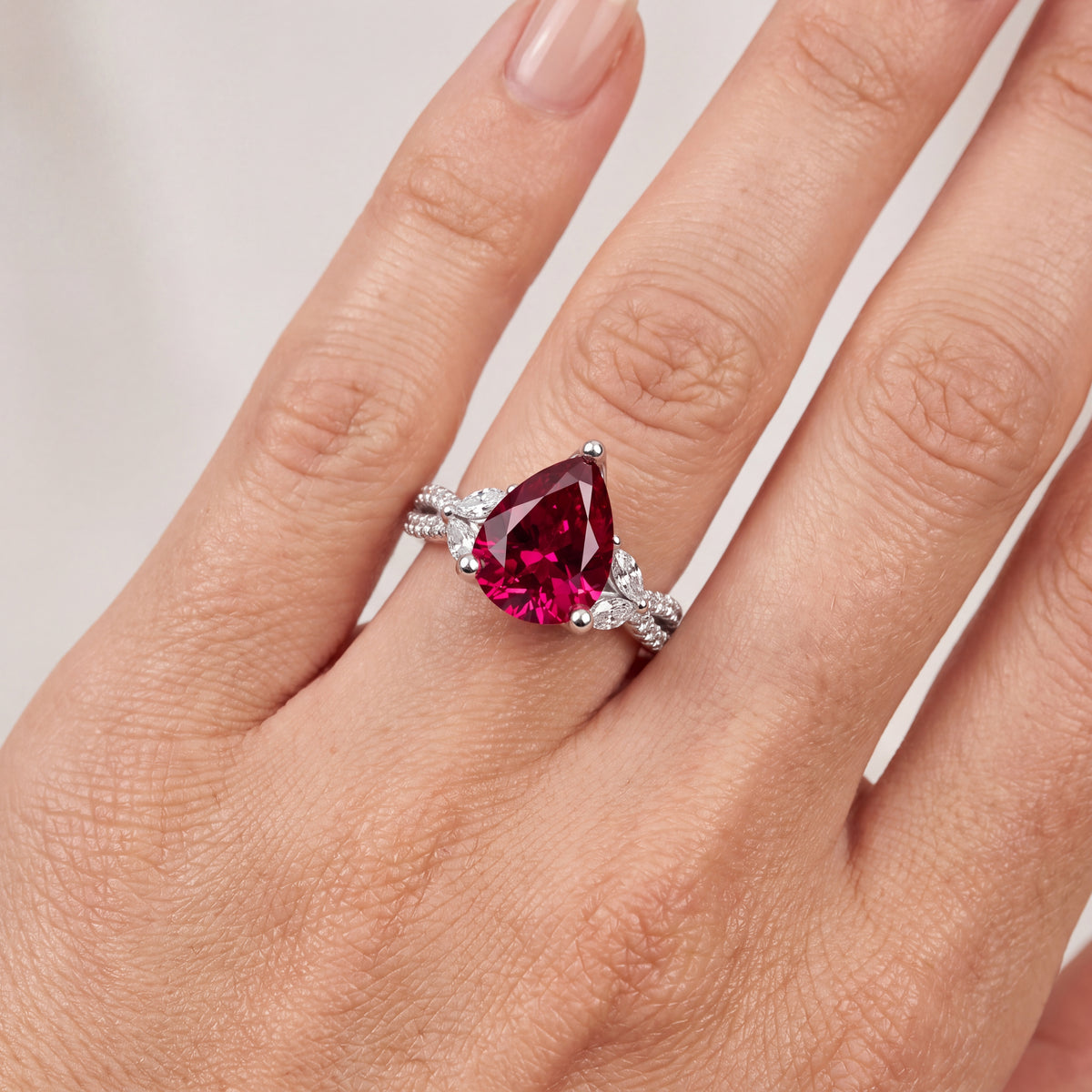 _lifestyle_image@SKU:RG330-LCRD03000004W #metal_10k-white-gold+origin_lab-created