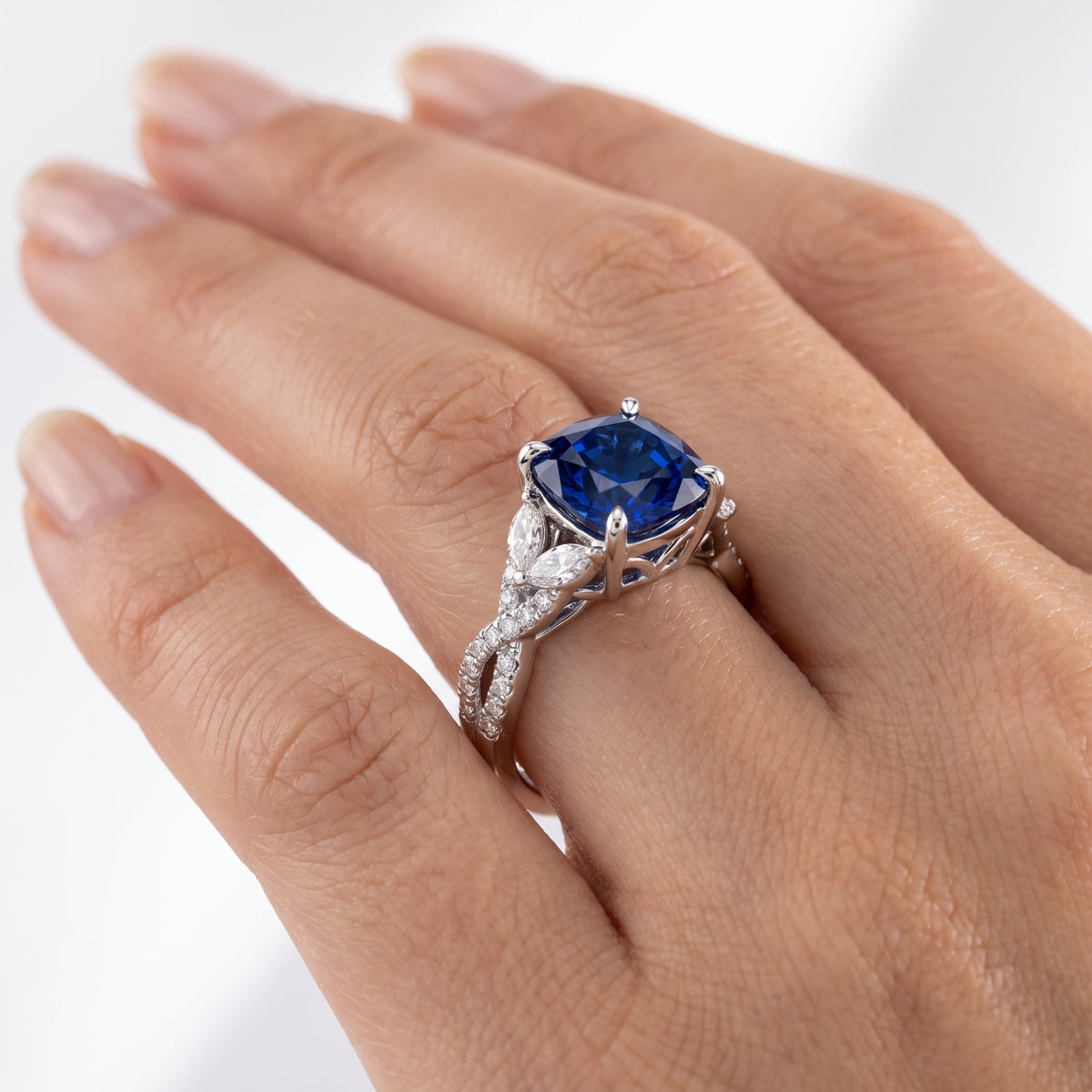 _lifestyle_image@SKU:RG330-LCSC01000004W #metal_10k-white-gold+origin_lab-created