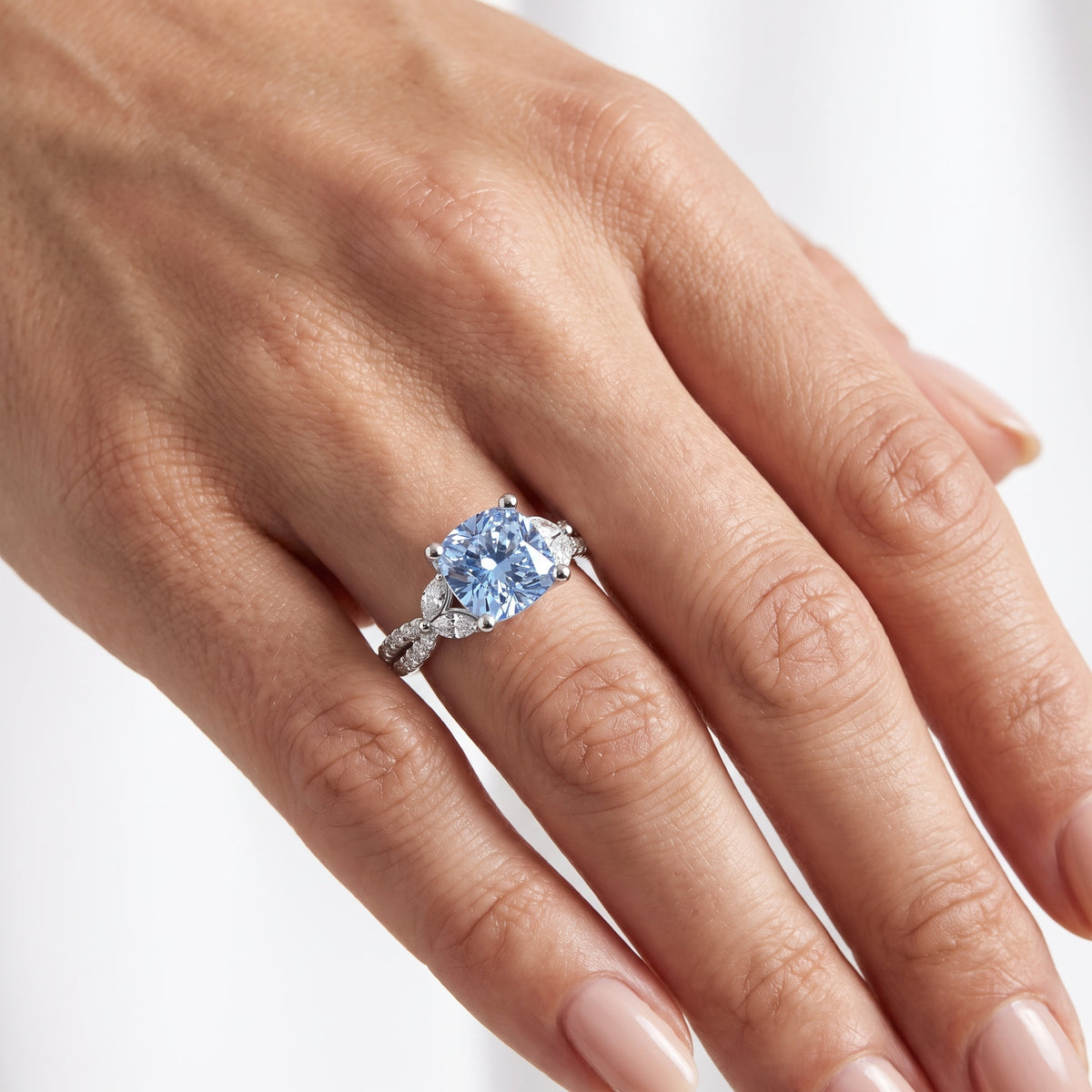 _lifestyle_image@SKU:RG330-LCQC03000004W #metal_10k-white-gold+origin_lab-created