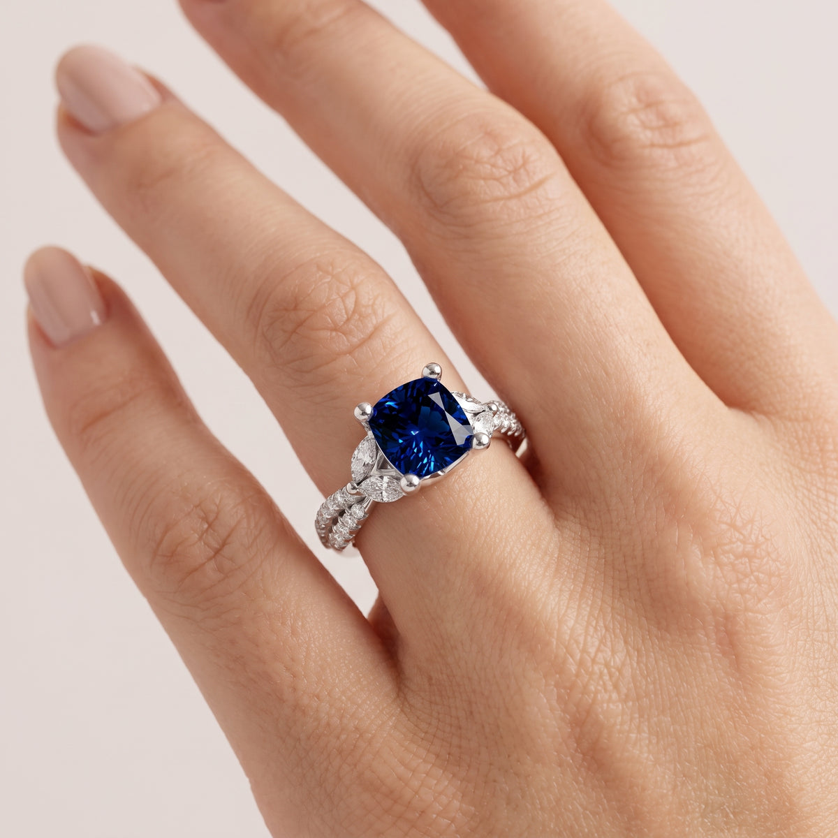 _lifestyle_image@SKU:RG330-NCSC01000004W #metal_14k-white-gold+origin_lab-created