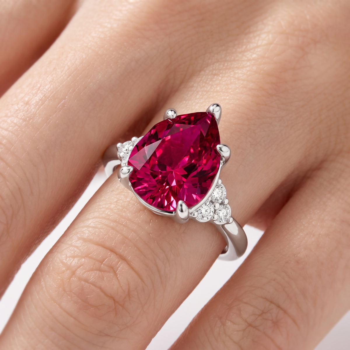 _lifestyle_image@SKU:RG331-LCRD04000004W #metal_10k-white-gold+origin_lab-created