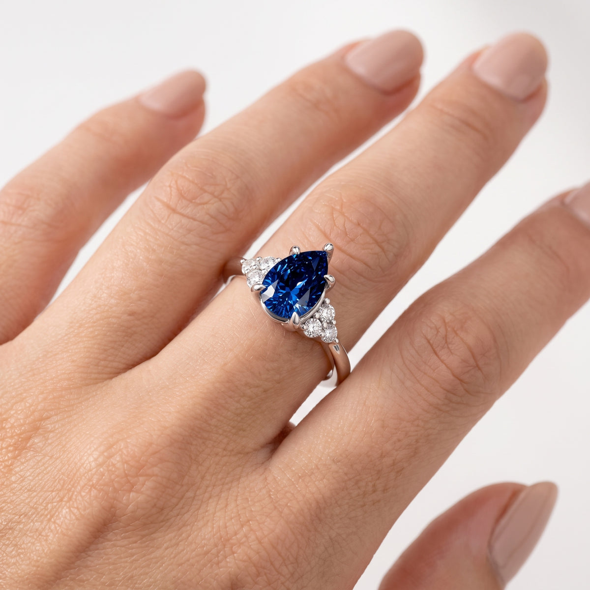 _lifestyle_image@SKU:RG331-LCSD01000004W #metal_10k-white-gold+origin_lab-created