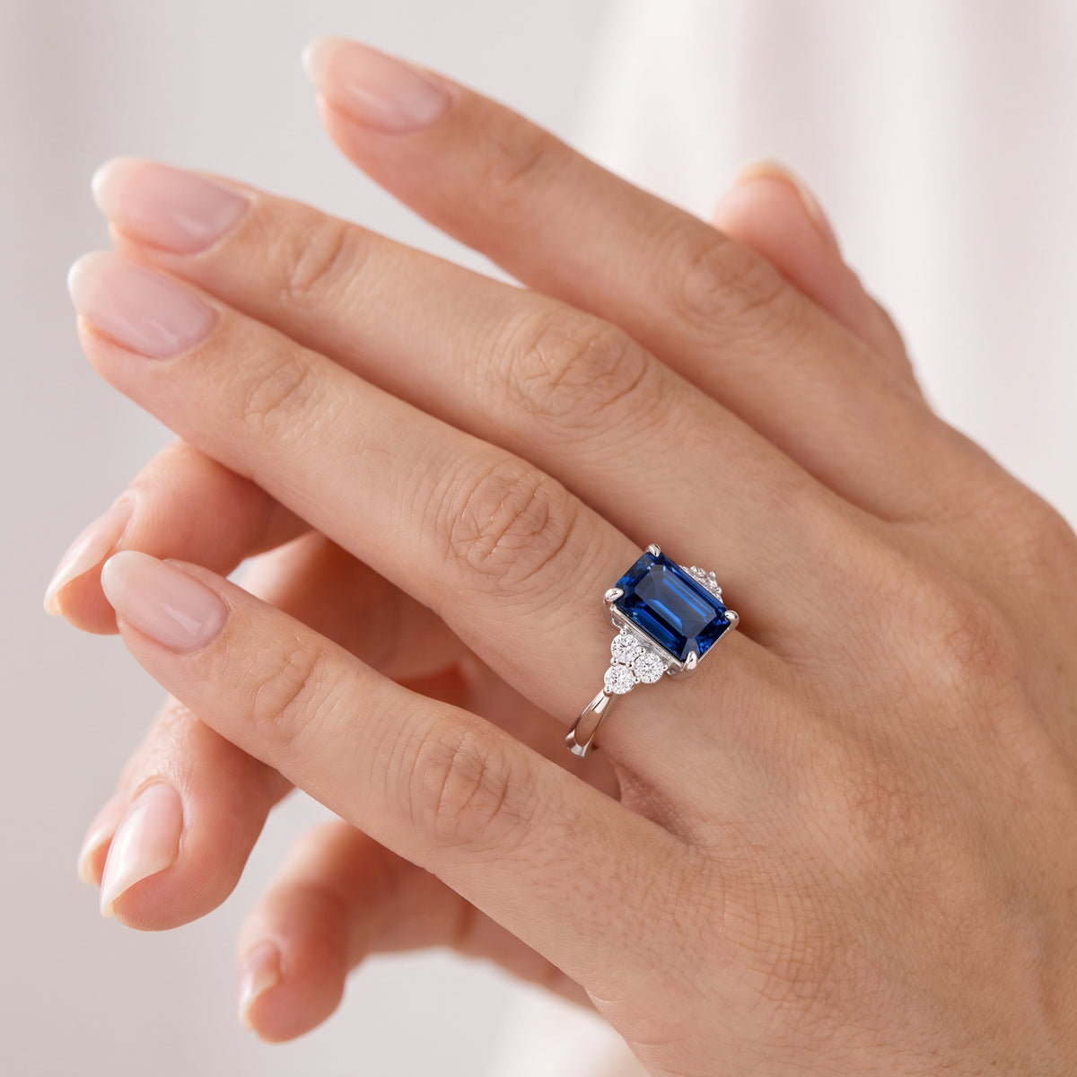 _lifestyle_image@SKU:RG331-LCSE01000004W #metal_10k-white-gold+origin_lab-created