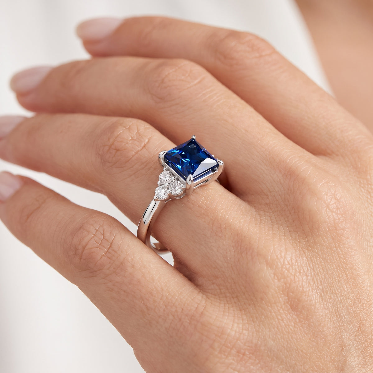 _lifestyle_image@SKU:RG331-LCSP01000004W #metal_10k-white-gold+origin_lab-created