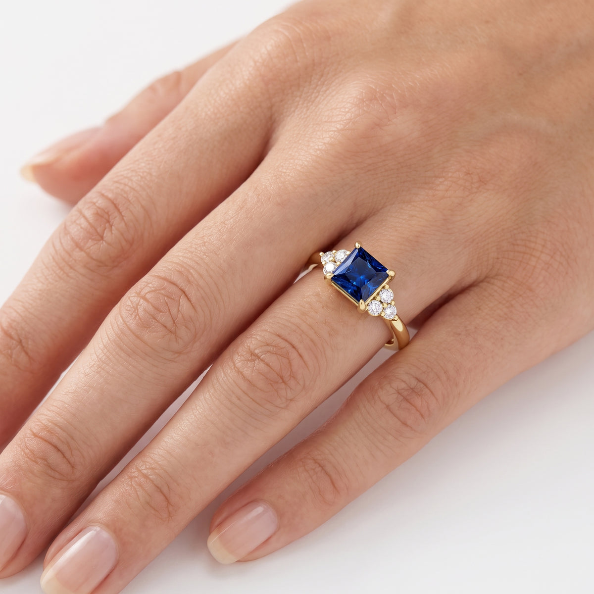_lifestyle_image@SKU:RG331-LCSP01000004Y #metal_10k-yellow-gold+origin_lab-created