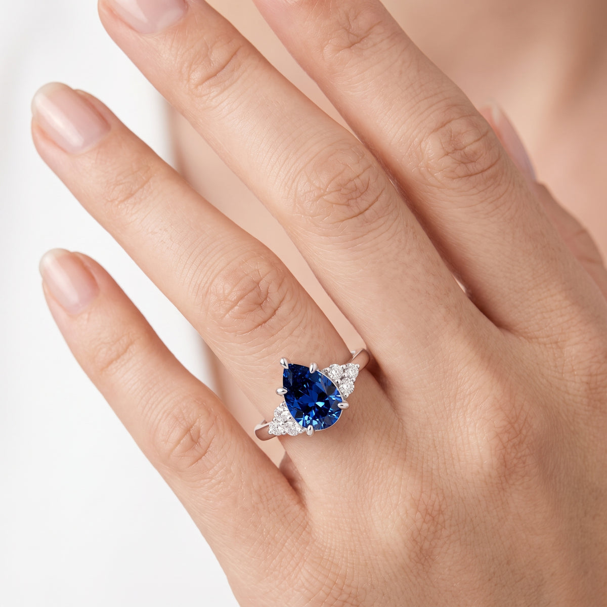 _lifestyle_image@SKU:RG331-NCSD01000004W #metal_14k-white-gold+origin_lab-created