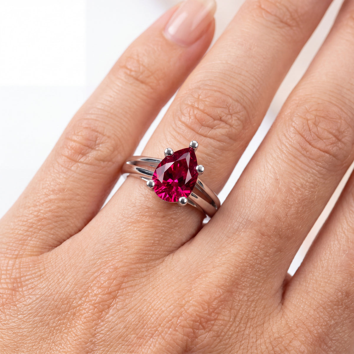 _lifestyle_image@SKU:RG464-LCRD01000004W #metal_10k-white-gold+origin_lab-created